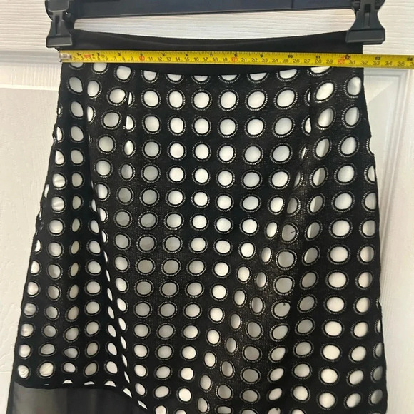 Alexis
Lasercut Accents Knee-Length xs - Picture 3 of 5